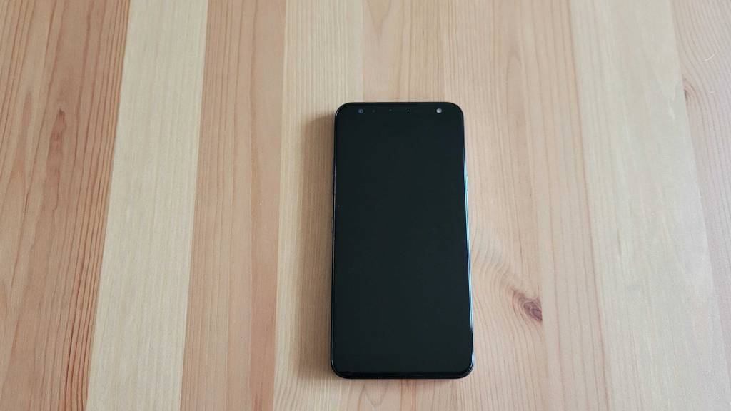Ausgeschaltetes Samrtphone auf einer Fläche liegend.