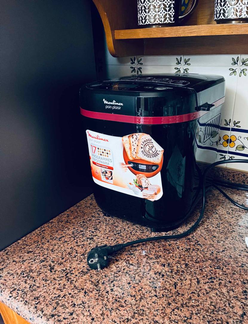 Auf einer Arbeitsplatte steht ein getesteter Brotbackautomat.