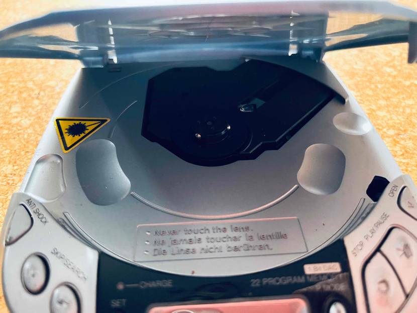 Tragbarer CD-Player getestet: Ein geöffnetes Gerät, Nahaufnahme Innen.