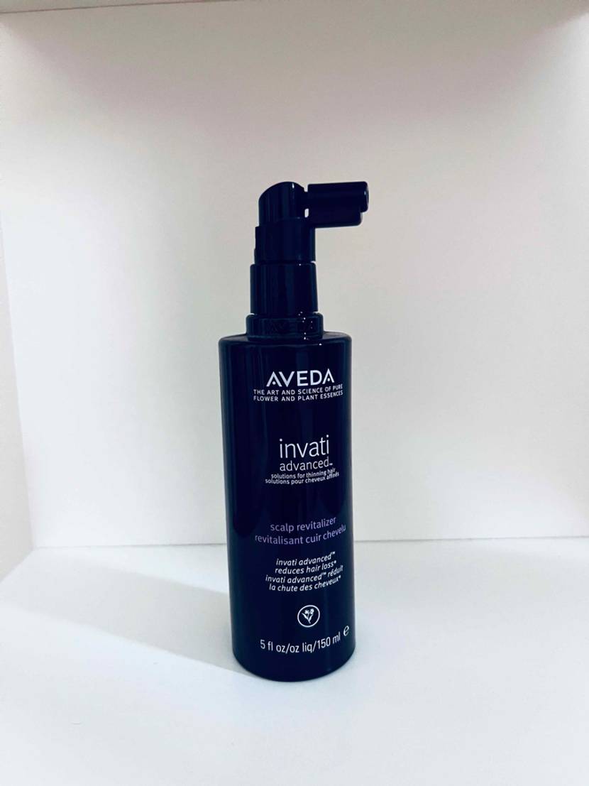 Haarwuchsmittel getestet: Haarwuchsmittel von Aveda in einem weißen Regal stehend.