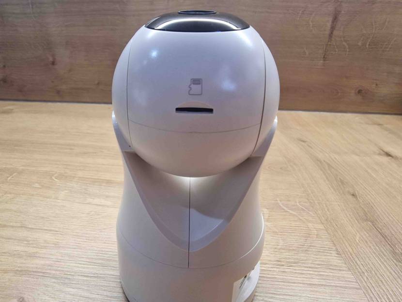Babyphone-mit-Kamera-Test: Babyphone stehend mit Linse nach oben schauend und SD-Karten-Eingang erischtlich.