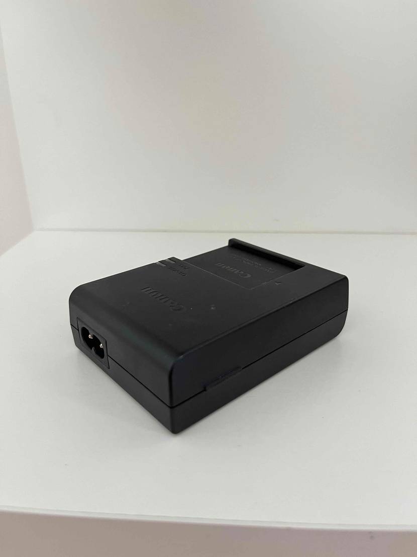 Akku-Ladegerät im Test: Ein Akku-Ladegerät ohne Kabel liegt auf einer hellen Fläche