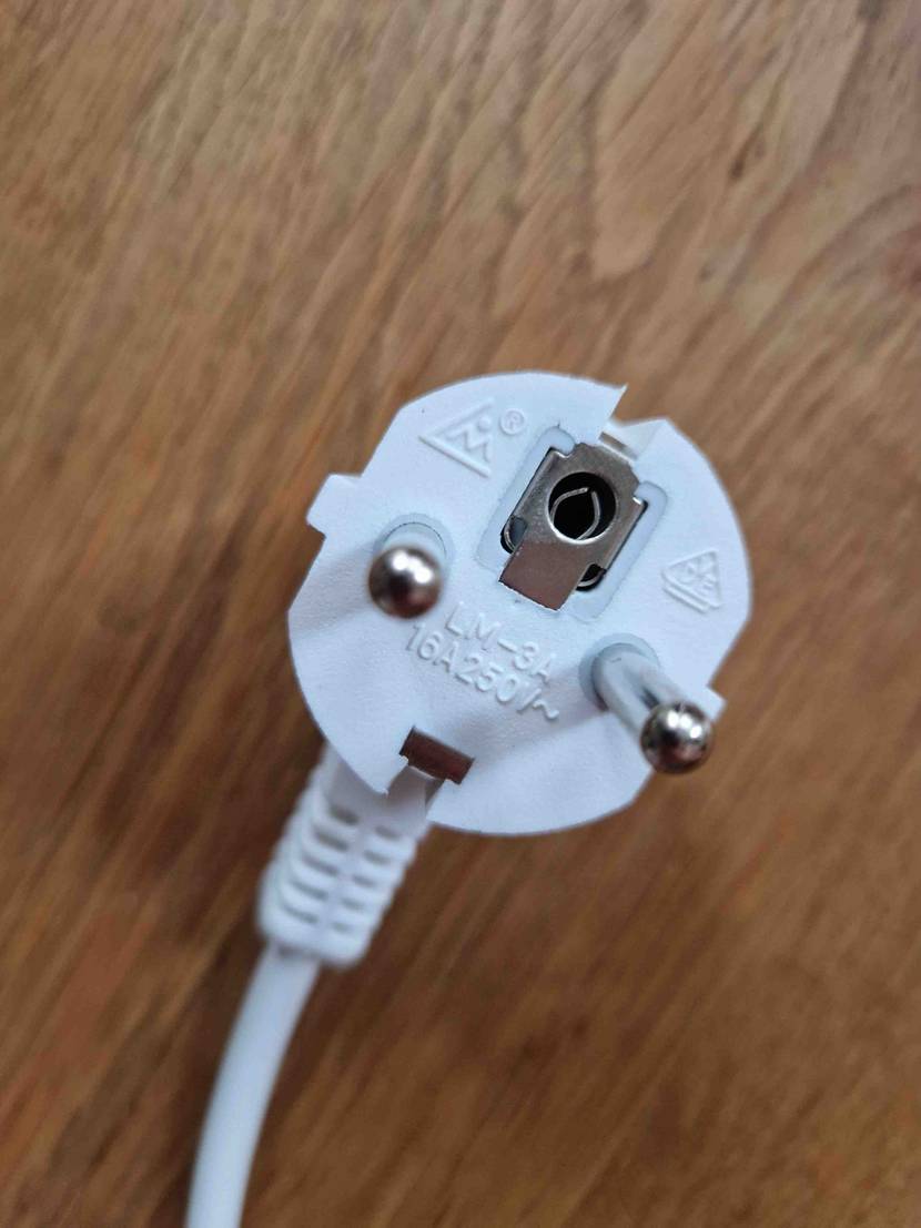Glas Wasserkocher im Test: Stromstecker Wasserkocher in Nahaufnahme