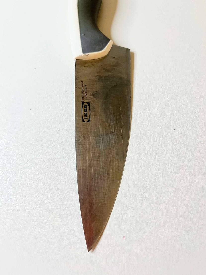 Küchenmesser getestet: Detailaufnahme der Klinge auf hellem Untergrund