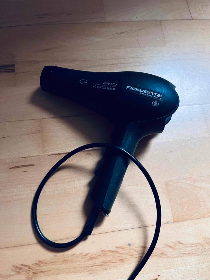 Auf einer Holzoberfläche liegt ein getesteter Ionen-Haartrockner.
