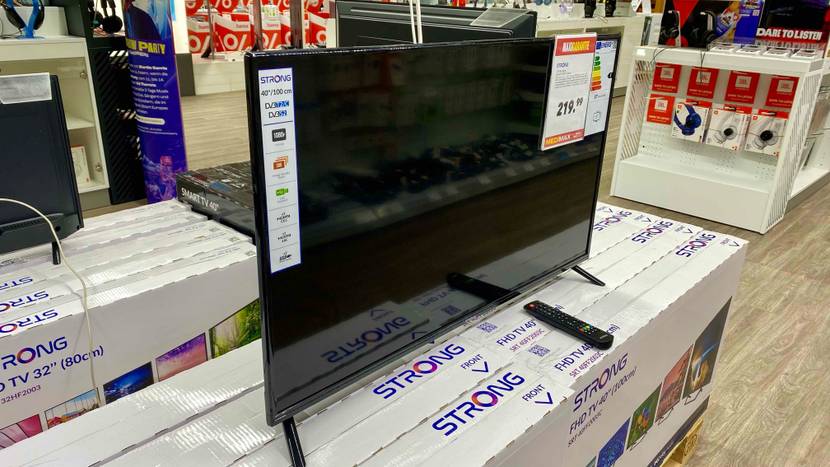 40 Zoll Fernseher getestet: Ein Gerät steht auf mehreren originalverpackten in einer Verkaufsfläche.