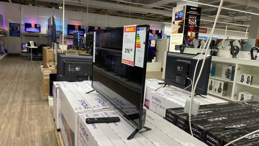 Ein getesteter 40 Zoll Fernseher in einer Verkaufsfläche von schräg seitlich.