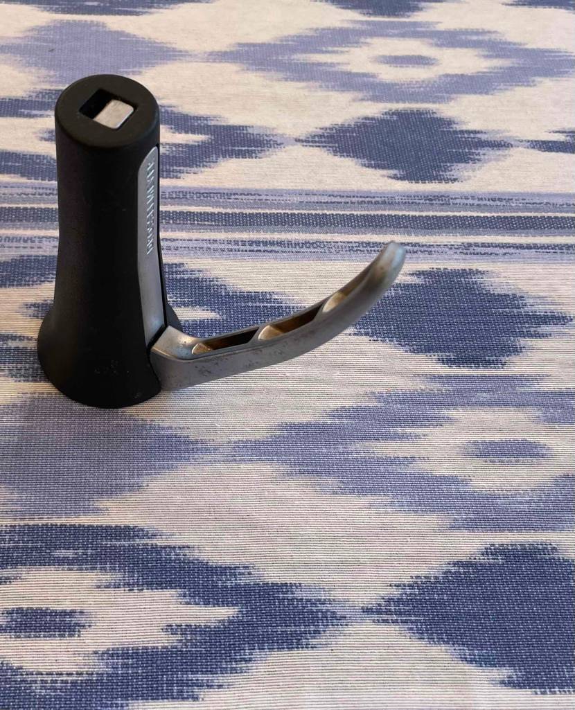 Nussknacker im Test: Ein Nussknacker auf einer blau-weißen Tischdecke stehend