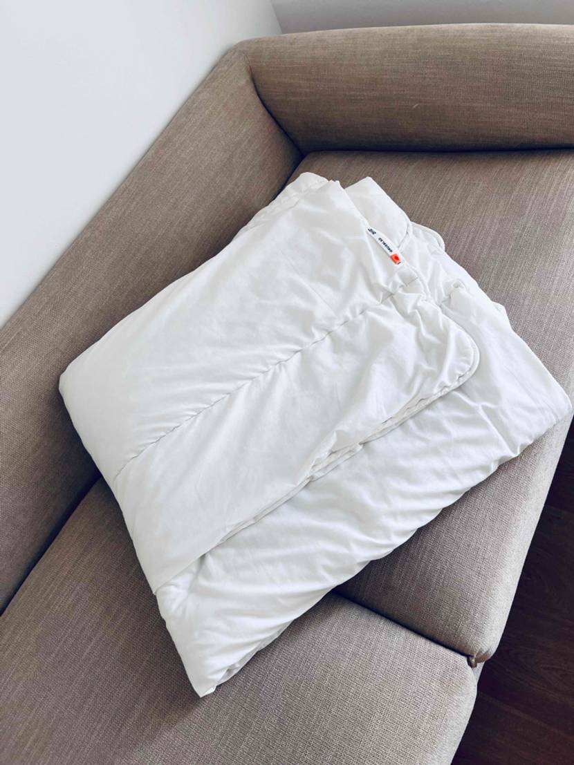 Bettwäsche getestet: Gefaltete Decke auf einem Sofa