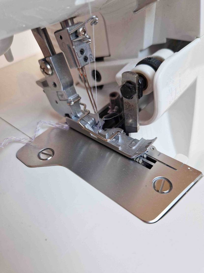 Getestete Overlock-Nähmaschine steht auf einer weißen Fläche