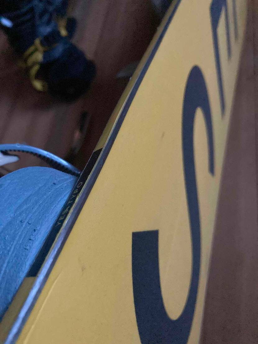 Nahaufnahme eines getesteten Snowboards von der Kante.