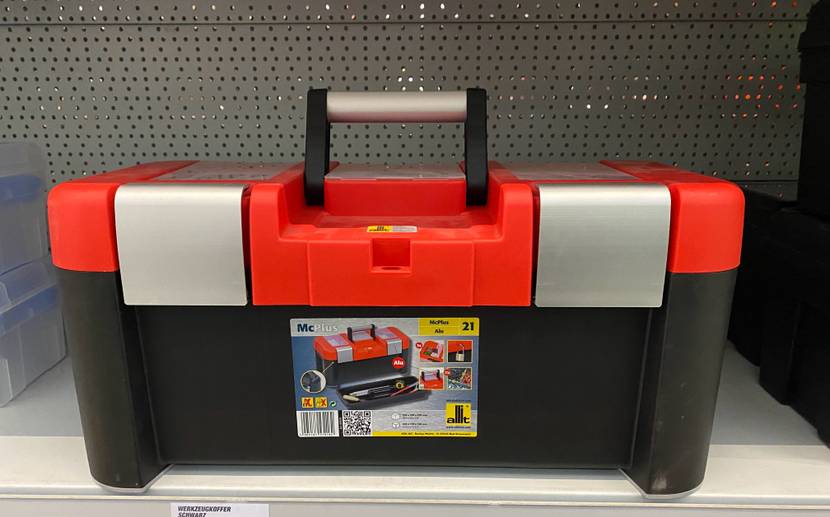 Ein getesteter Werkzeugkoffer von vorne auf einem Regal stehend.