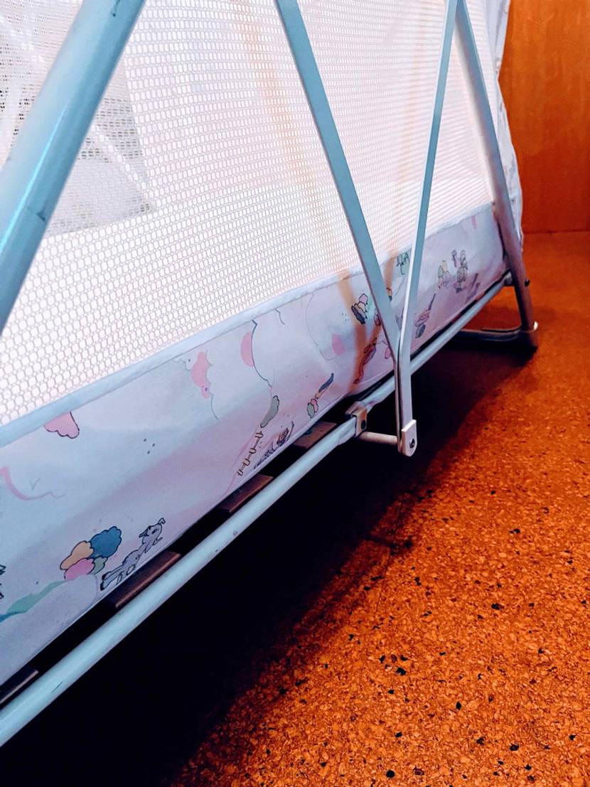 Baby-Reisebett getestet: Detailansicht Klappmechanismuss-Gestänge.