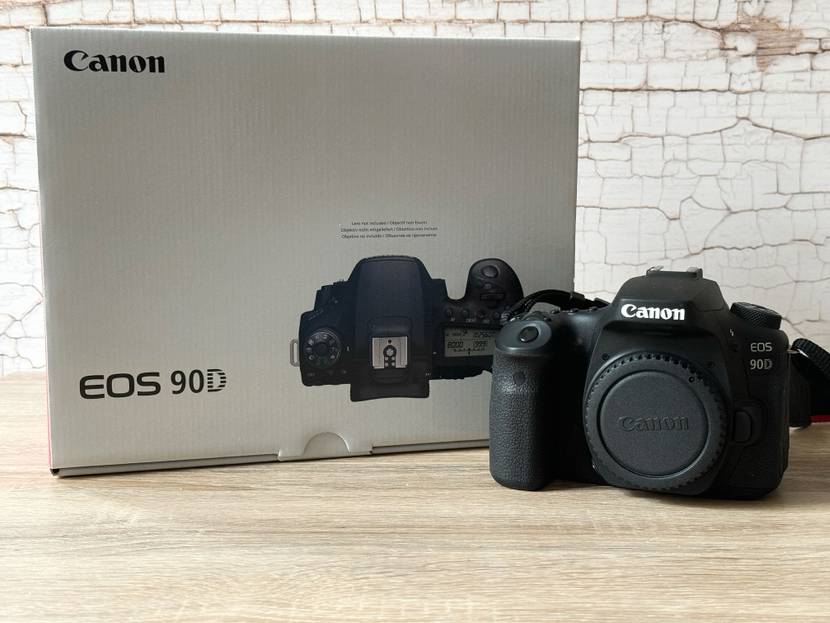 Spiegelreflexkamera getestet: eine Spiegelreflexkamera von Canon mit verschlossenem Objektiv vor der Verpackung platziert.