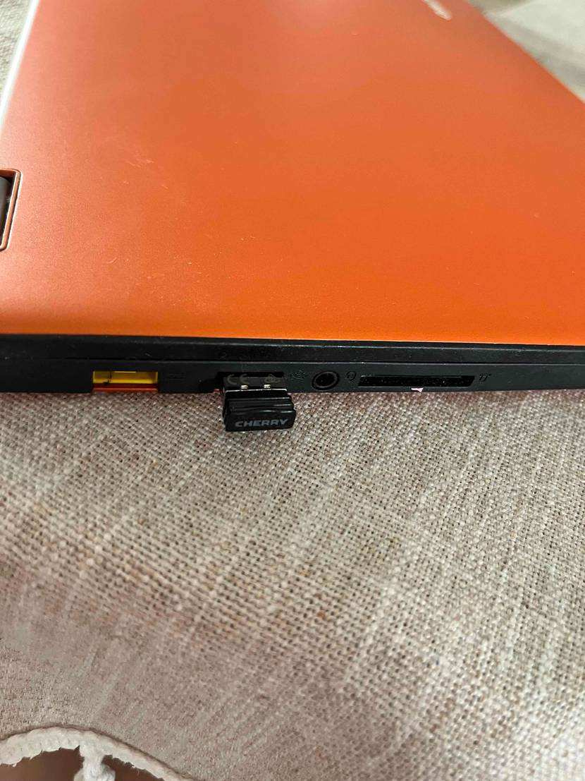 Bluetooth-Adapter getestet: Der Adapter ist in einen Computer an der Seite eingesteckt