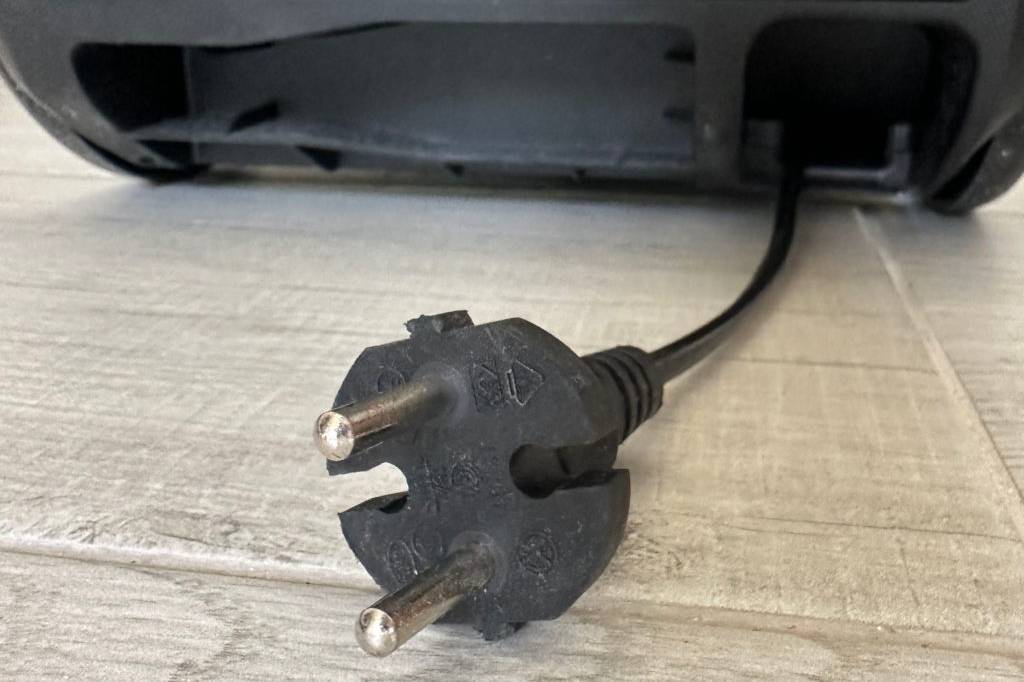 Stecker von einem Allergiker-Staubsauger