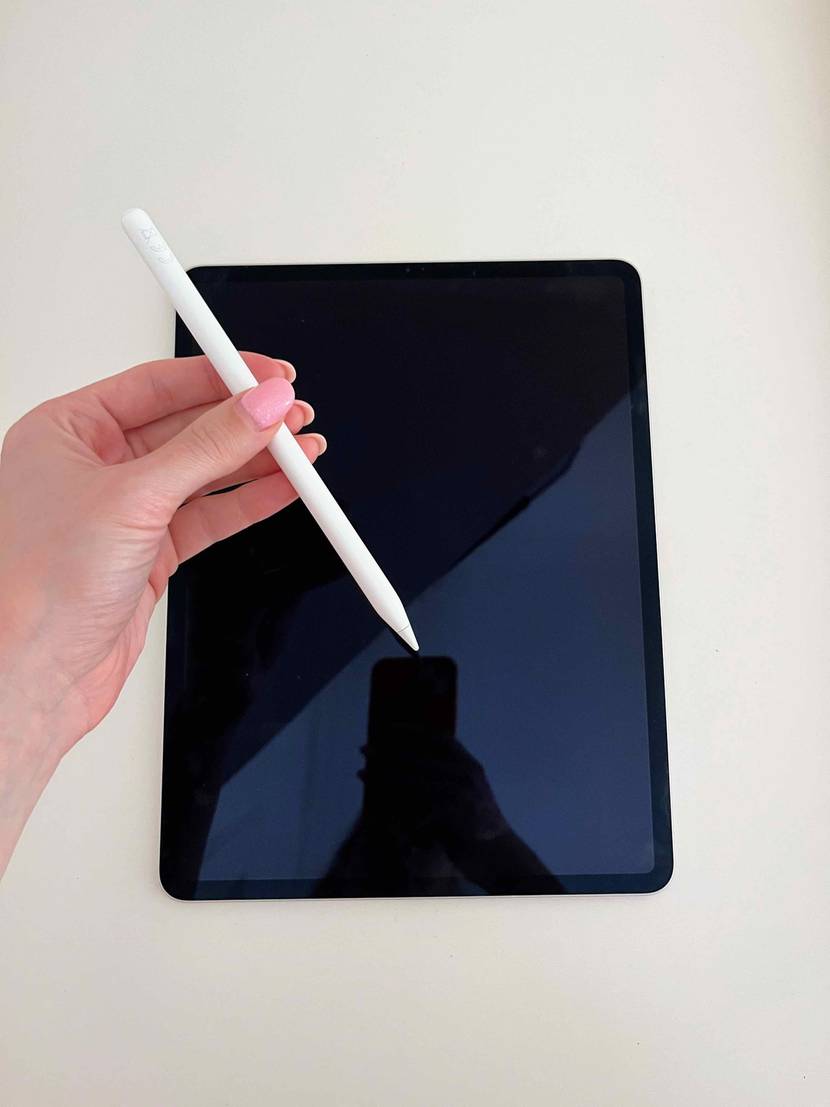 Tablet mit Stift im Test: Eine Hand hält einen Stift im Hintergrund ein Tablet