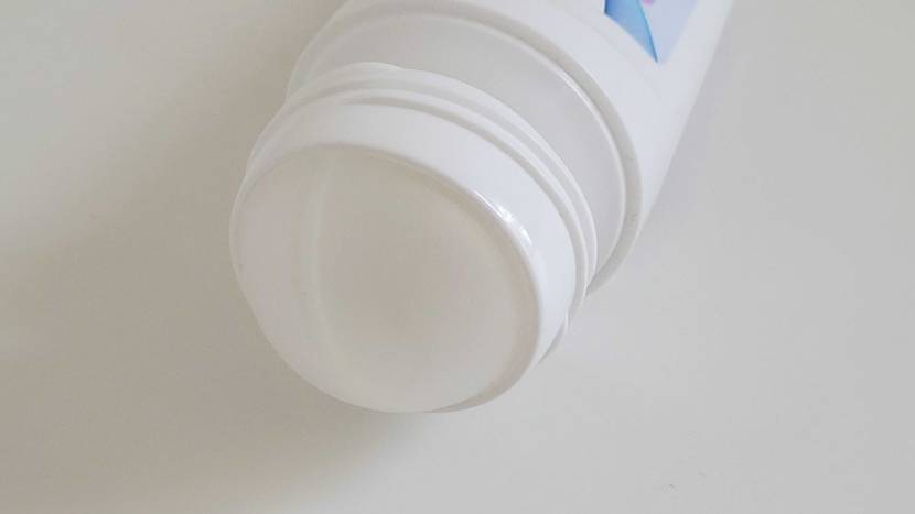 Antitranspirant-Test: Antitranspirant-Roller geöffnet. Nahaufnahme von Rollkopf.