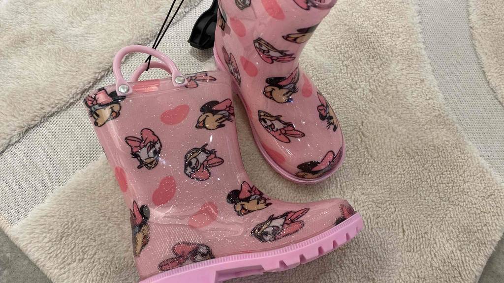 Kindergummistiefel rosa ein Schuh liegend einer stehend