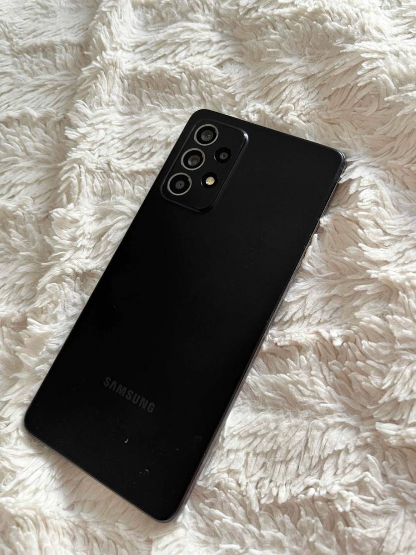 Günstiges Smartphone im Test: Ein Smartphone liegt auf hellem Stoff, Rückeseite nach oben