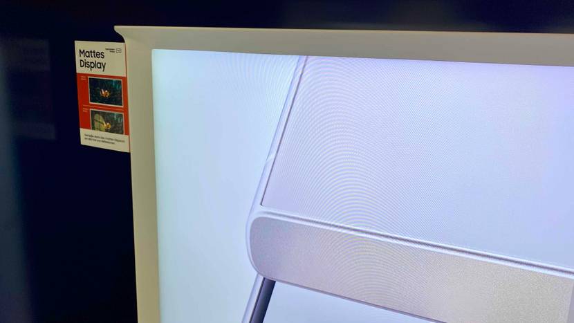 65 Zoll Fernseher getestet: Nahaufnahme der oberen linken Ecke.