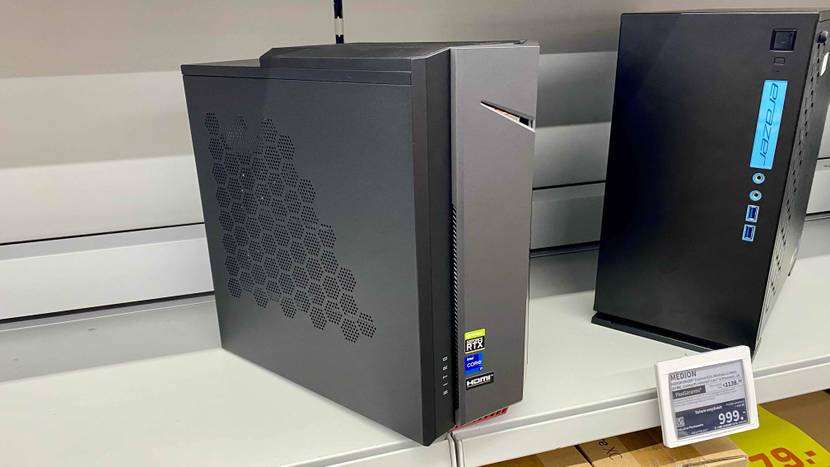 Im Test: Ein Gaming-PC von schräg vorne in einem Regal stehend.