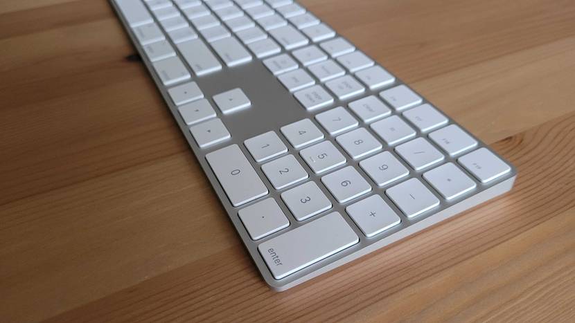 Tastatur im Test: Graue Tastatur mit weißen Tasten auf einer Holzoberfläche.