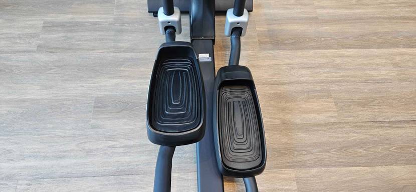 Im Test: Nahaufnahme der Trittflächen eines Crosstrainers.