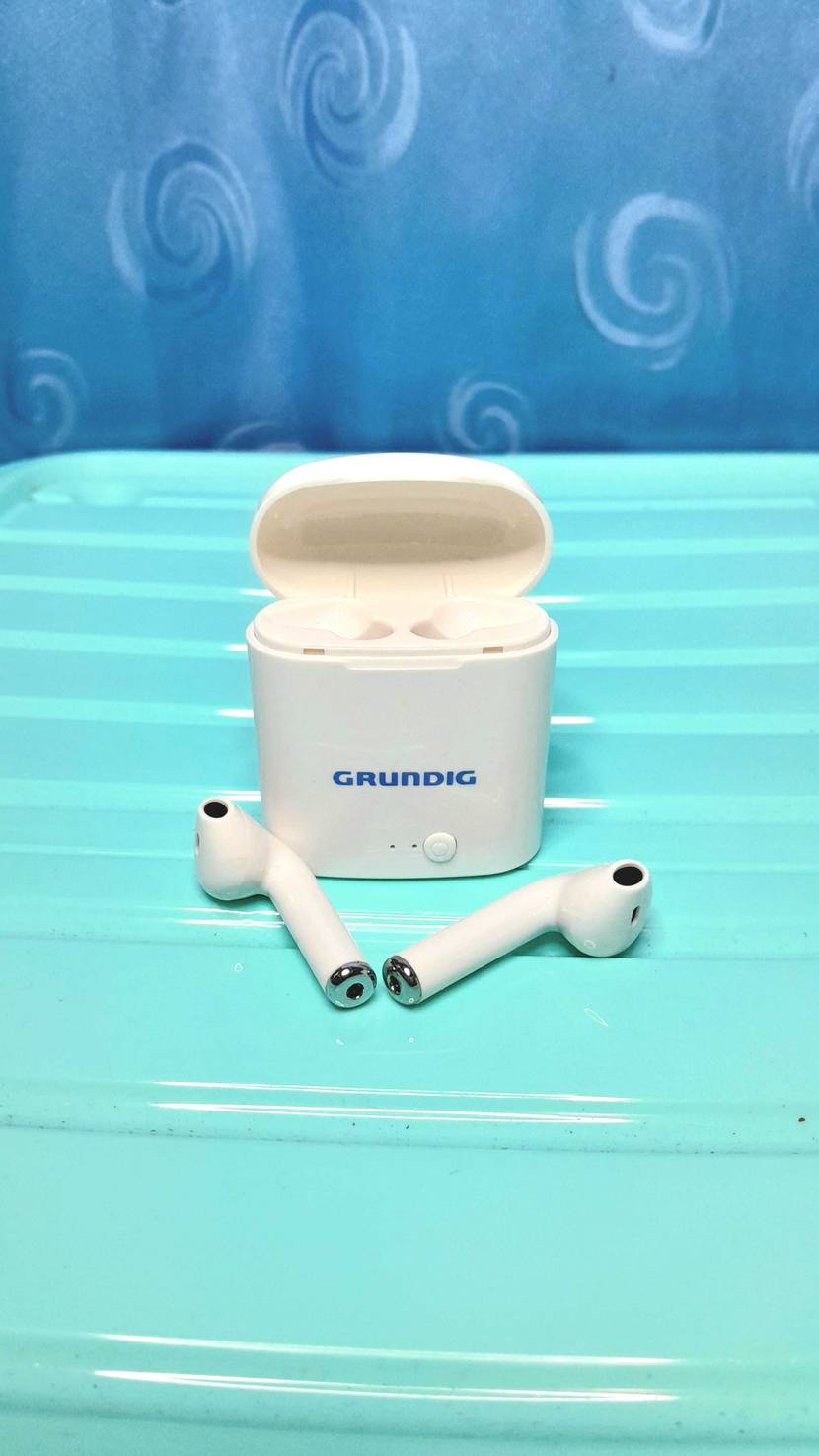 In-ear-noise-cancelling-Kopfhörer getestet: geöffnetes Case und davor die beiden Kopfhrer liegend.