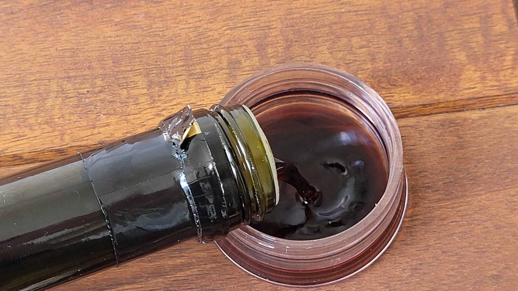 Balsamico-Essig wird eingegossen