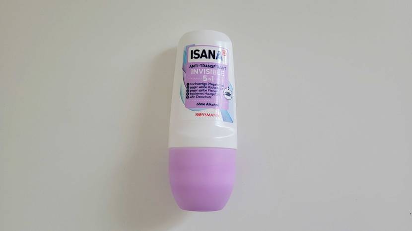 Antitranspirant im Test: Antitranspirant-Roller der Marke Isana liegend auf einer weißen Fläche.