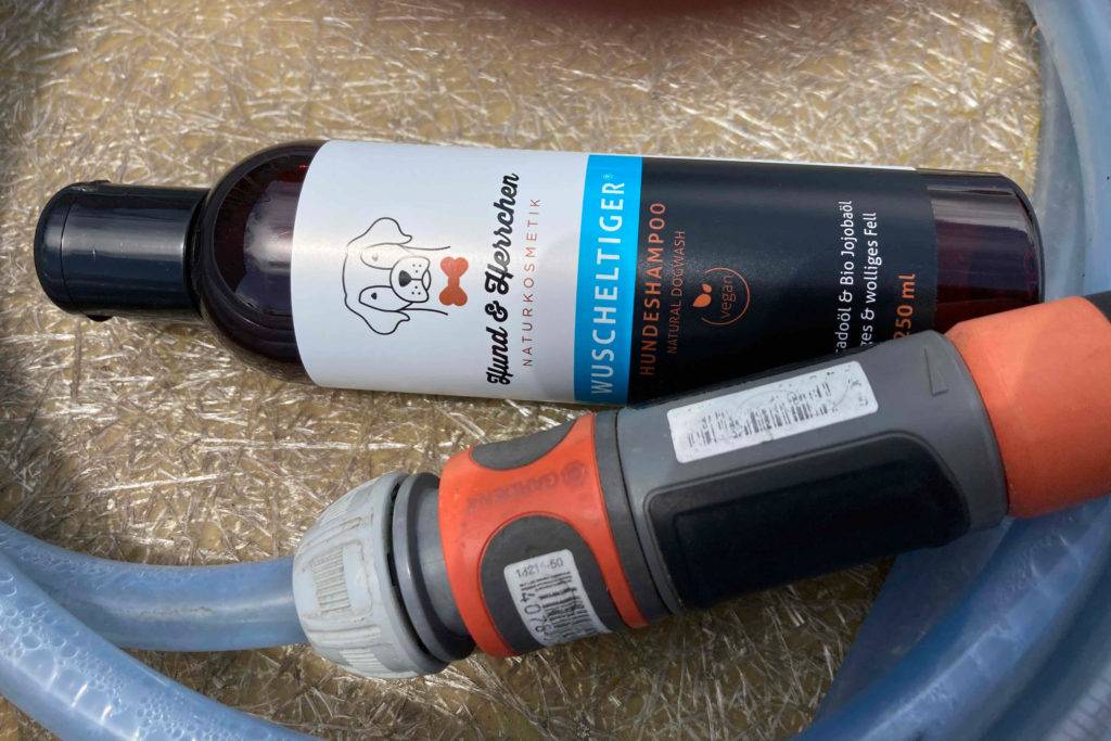 Hundeshampoo neben Gartenschlauch