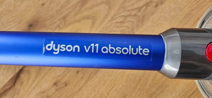 Dyson Staubsauger getestet: Nahaufnahme Logo auf Saugrohr.