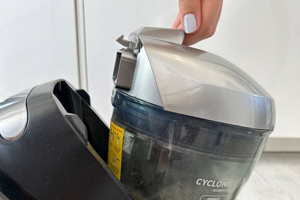 Behälter vom Allergiker-Staubsauger wird entnommen