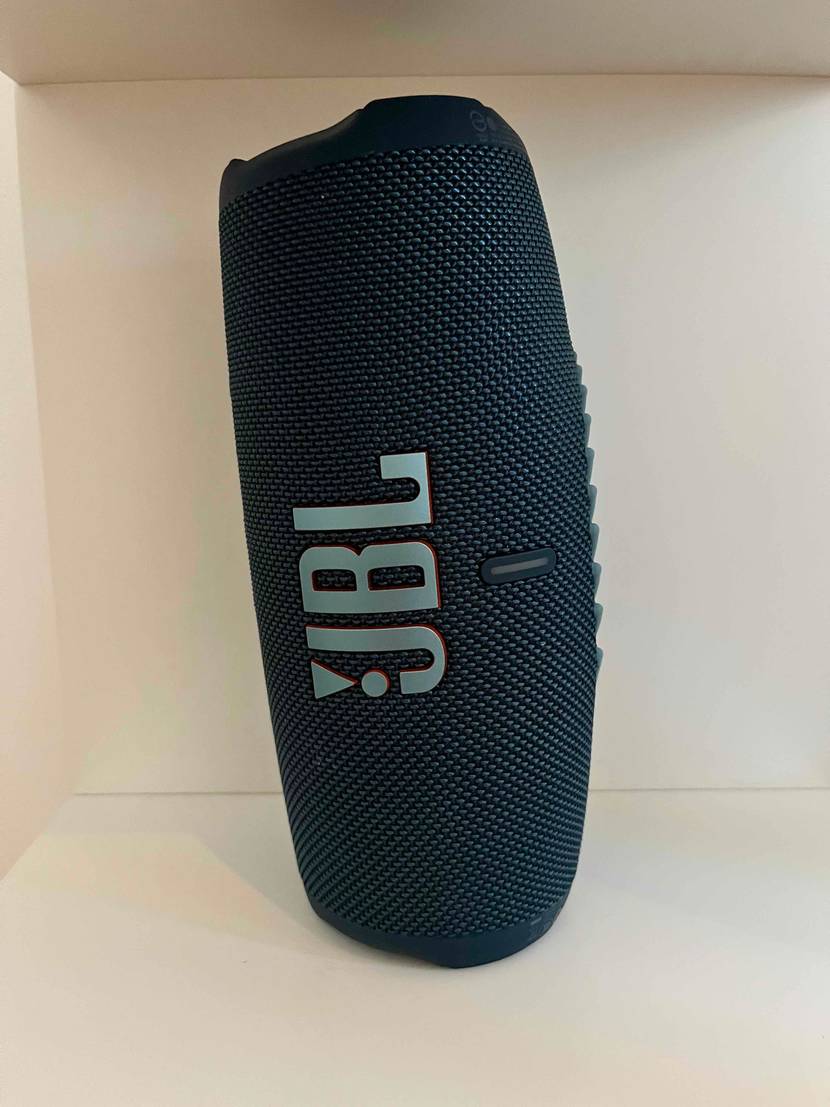 Bluetooth-Lautsprecher im Test: Ein Bluetooth-Lautsprecher steht auf seiner kurzen Seite in einem hellen Regal
