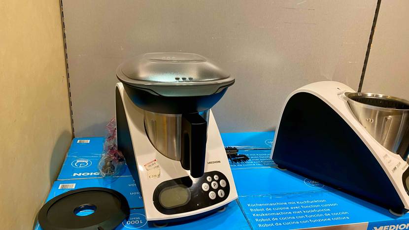 Küchenmaschine getestet: Ein Gerät auf einem Karton neben anderen Produkten.