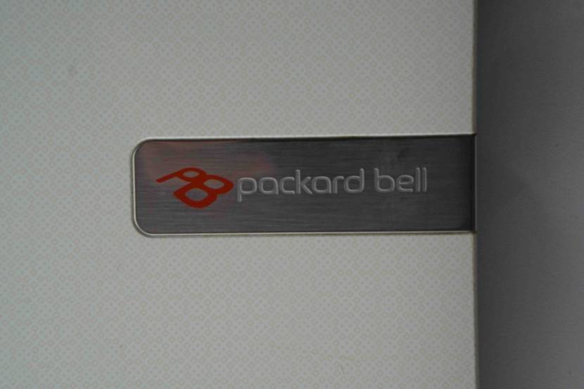 Laptop bis 600 Euro im Test: Nahaufnahme vom Logo der Marke Packard Bell