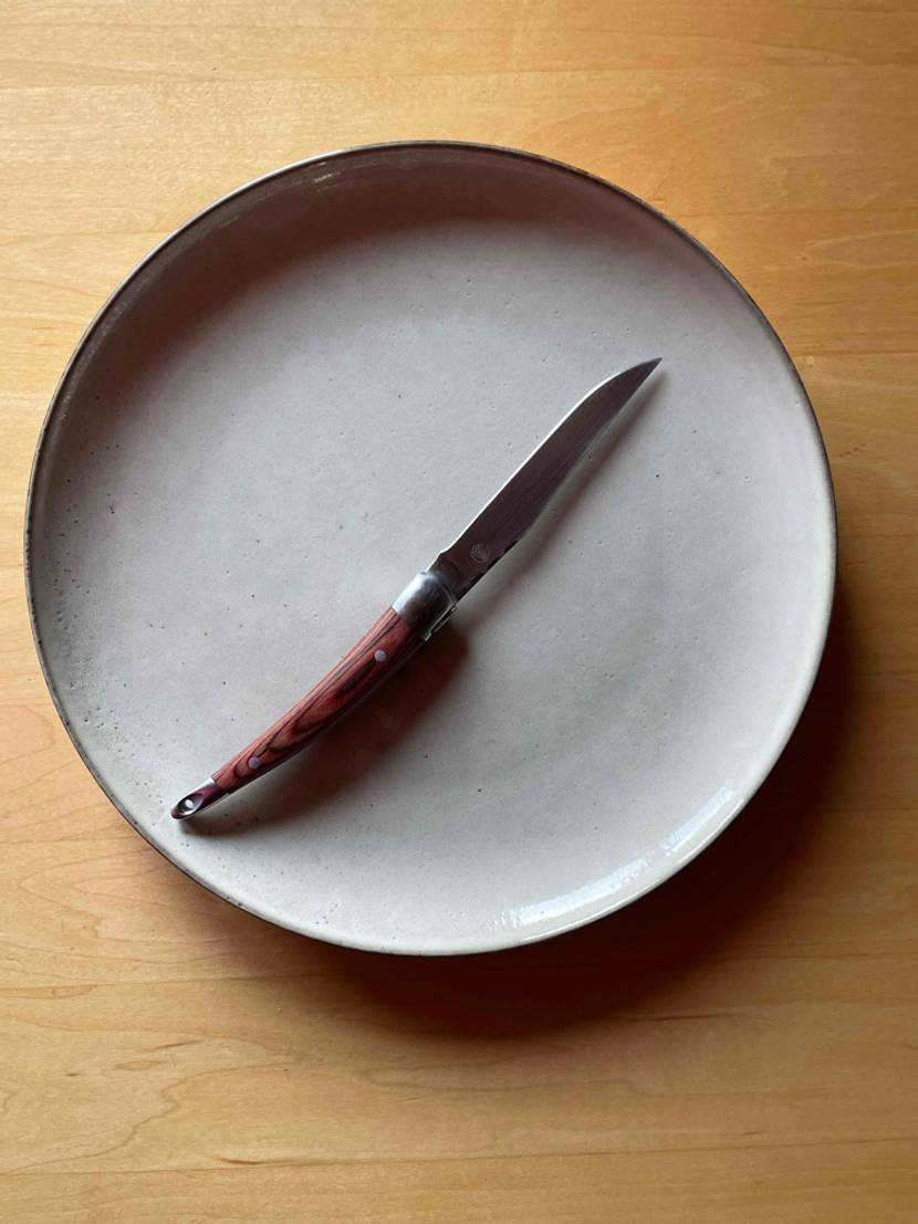 Steakmesser auf Teller