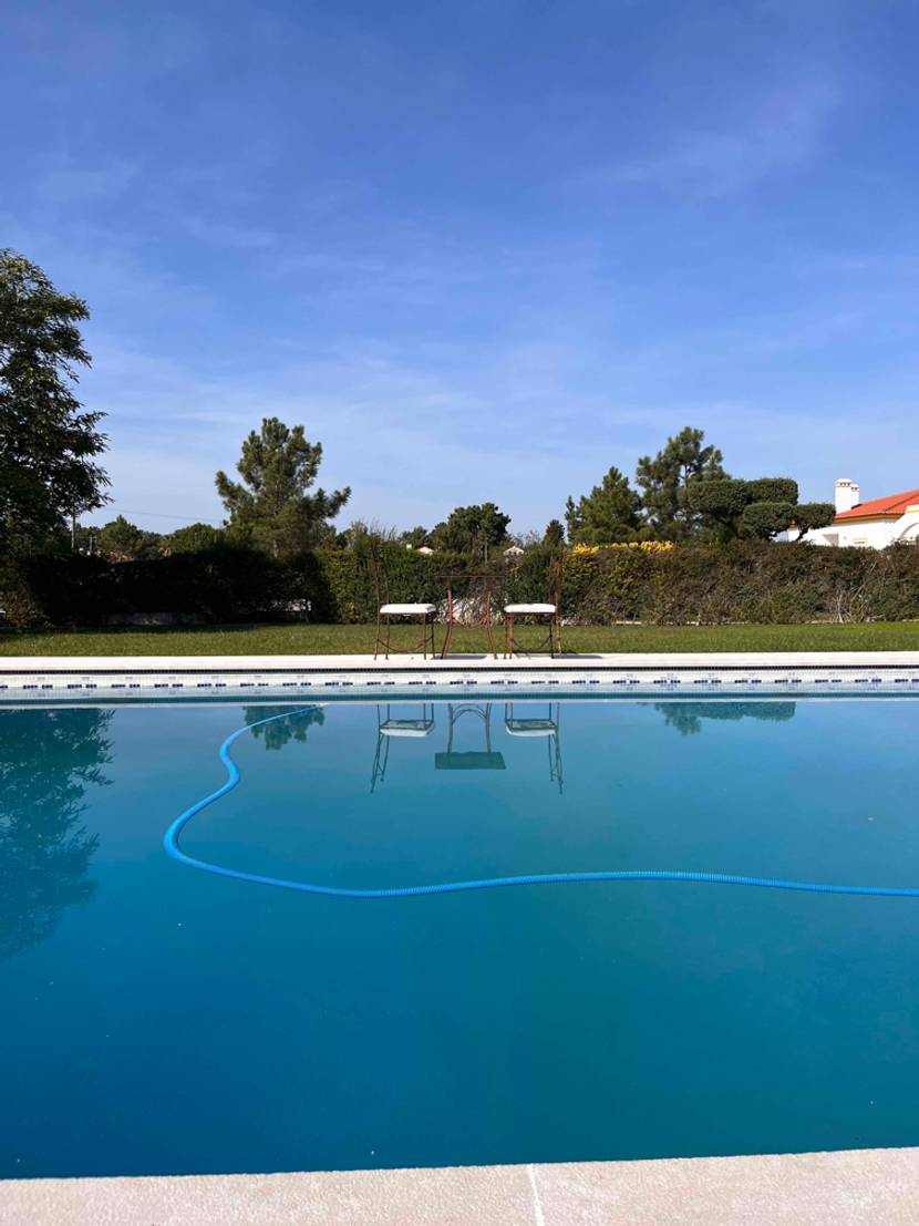 Gartenpool getestet: Teil eines Pools mit zwei Stühlen.