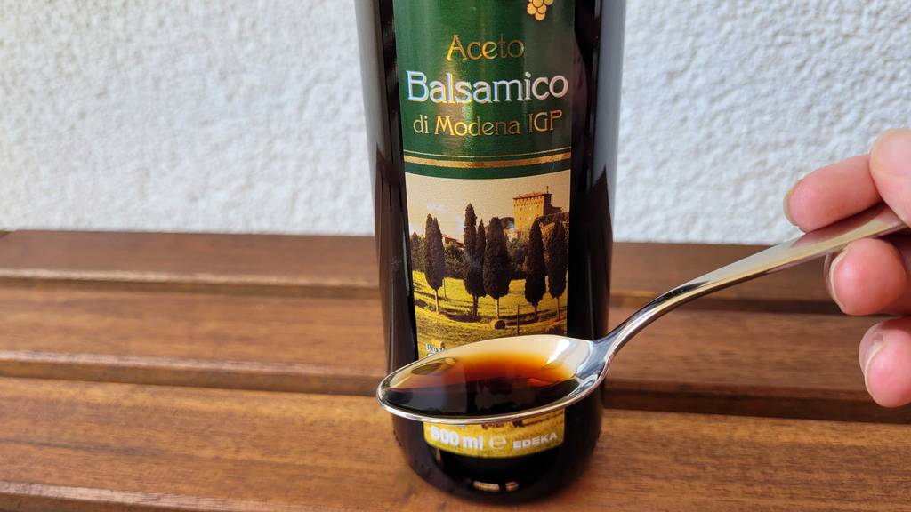 Balsamico-Essig auf Löffel