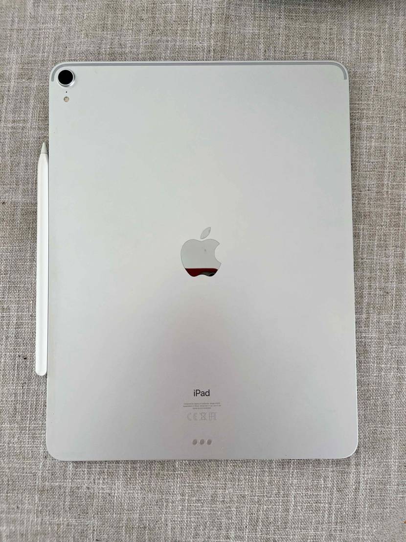 Tablet mit Stift im Test: Tablet mit Stift Rückseite liegt auf beigen Stoff
