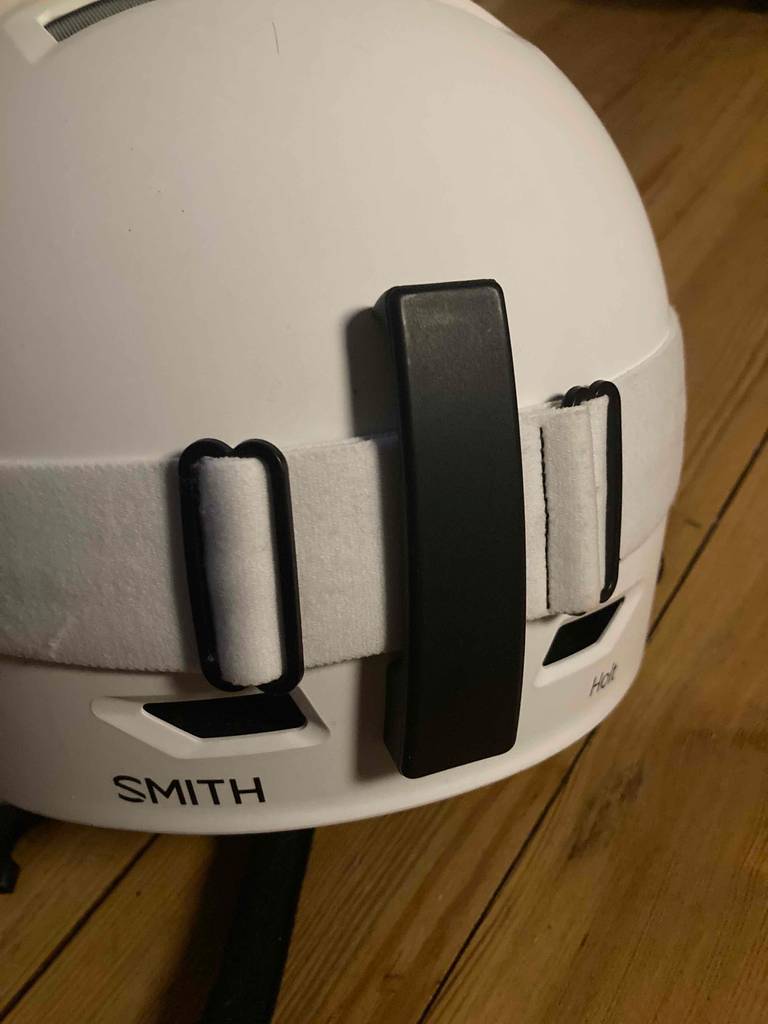 Snowboardhelm-Test: ein weißer Snowboardhelm von hinten ersichtlich.