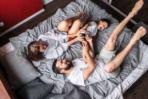 Familie in Boxspringbett