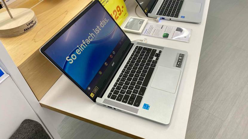 Chromebook getestet: Ein Gerät von schräg seitlich auf einer hellen Fläche stehend.