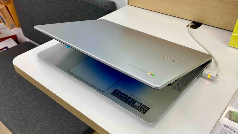 Ein getestetes Chromebook leicht geöffnet auf einer hellen Fläche stehend.
