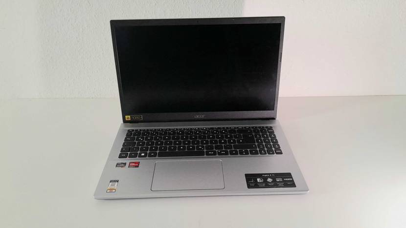 Acer Laptop-15-Zoll im Test: ein ausgeschalteter hellgrauer Laptop mit schwarzer Tastatur steht mit hochgeklapptem, mattem Bildschirm auf einem weißen Untergrund.