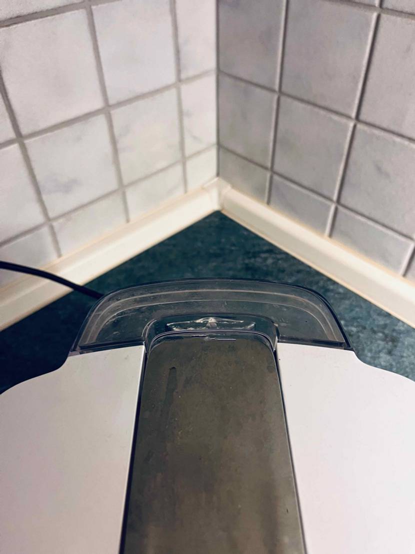 Kaffeemaschine im Test: Detailansicht des Wassertanks inklusive Eingabebereich einer weißen Kaffeemaschine vor weißen Fliesen.