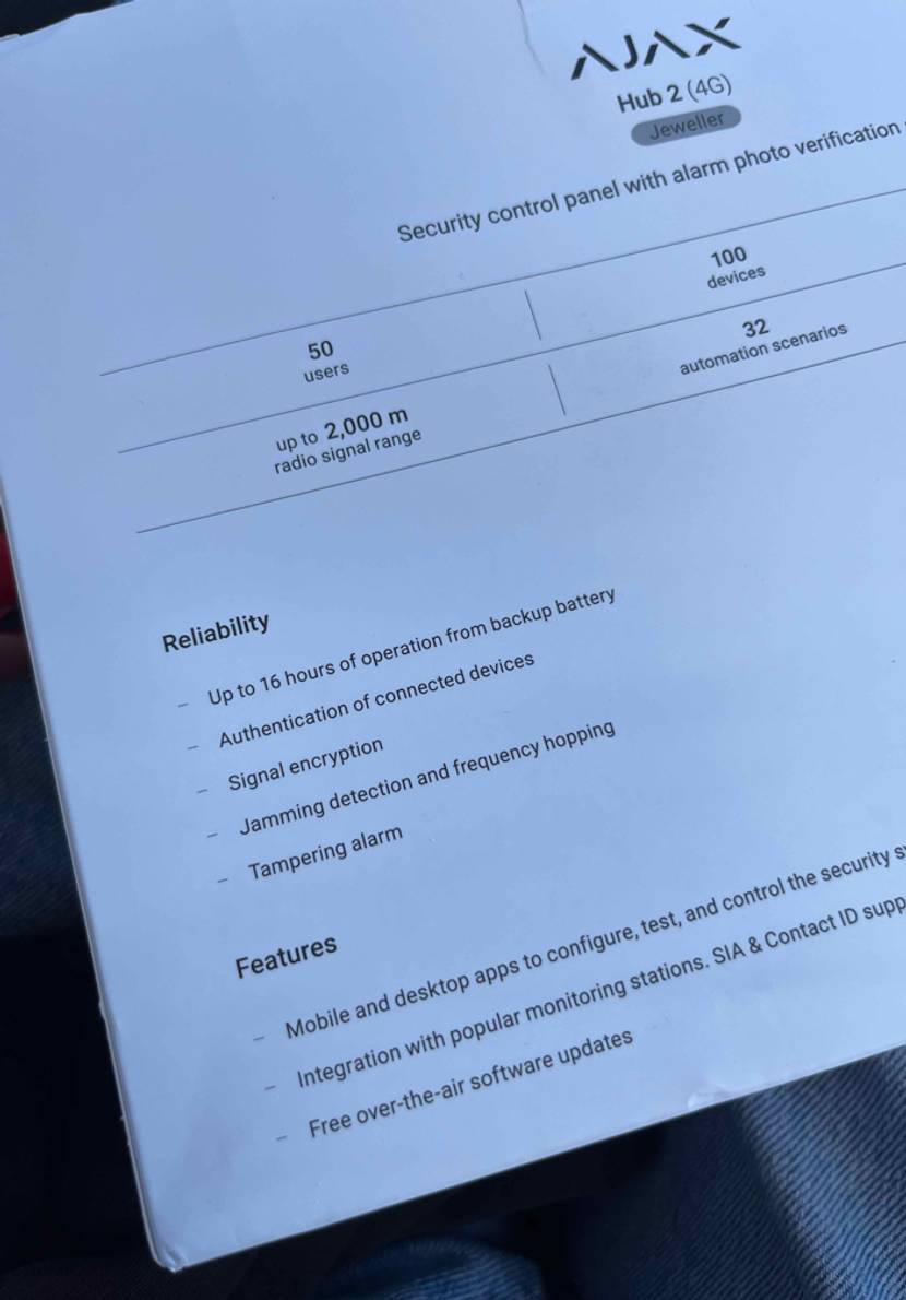 Ajax-Alarmanlage im Test: Auf der Verpackung stehen einige Informationen.