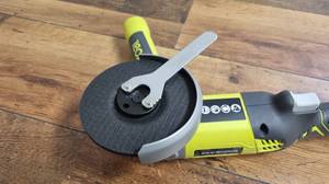 Die Trennscheibe lässt sich bei dem Modell R18AG-0 der Marke Ryobi einfach mit dem Stirnlochschlüssel wechseln.