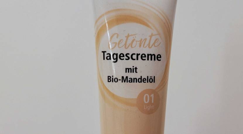 Getönte Tagescreme-Test: Nahaufnahme des Labels mit Farbbezeichnung.